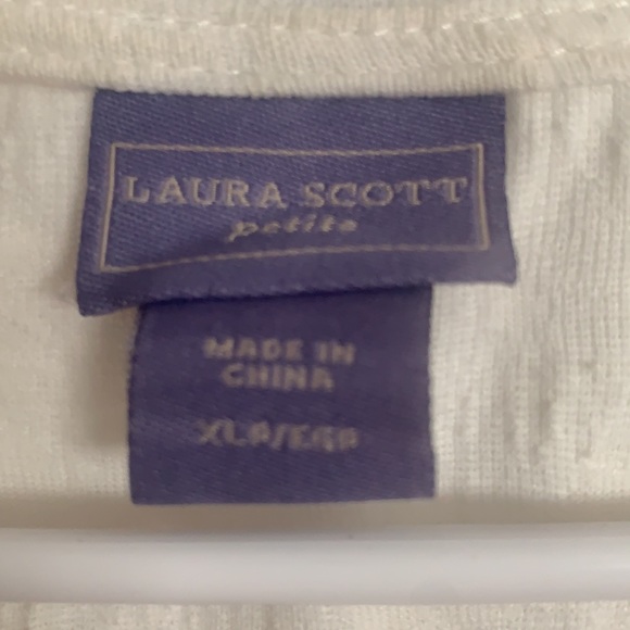 White blouse with design - Picture 3 of 3